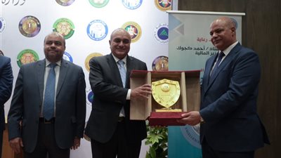 نائب وزير المالية في احتفالية تسليم كأس التميز لقطاع الحسابات والمديريات: تشجيع التفكير الإبداعي لدى العاملين 