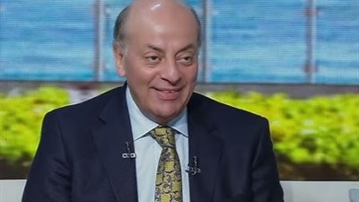 د.محمد المنيسي: السوشيال ميديا ساهمت في انتشار أوهام طبية والمكملات ليست علاجًا سحريًا