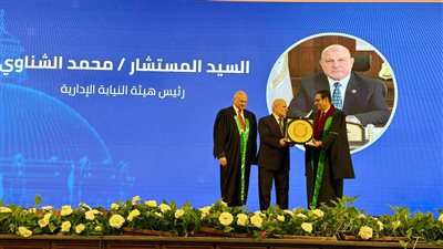 تكريم رئيس هيئة النيابة الإدارية خلال احتفالية كلية الحقوق بجامعة القاهرة