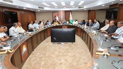 محافظ الجيزة يراجع أداء شركات النظافة ويقر آلية جديدة للجمع من العقارات  