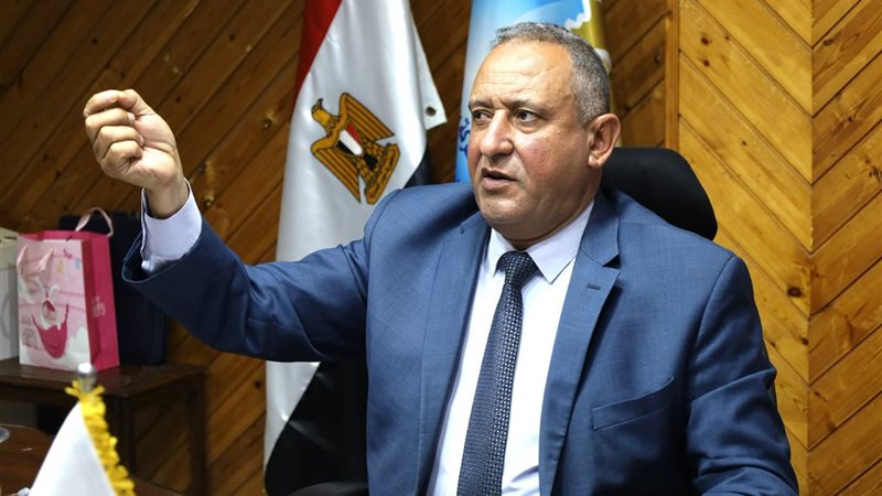 رئيس الشركة خلال الإجتماع 