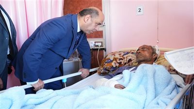 وزير العمل يزور مصابين من العمالة غير المنتظمة..ويوجه بتقديم أوجه الرعاية
