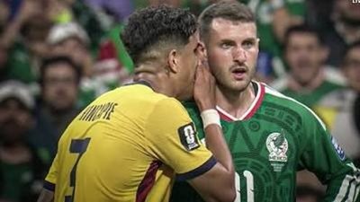 الحالة الثانية في كأس العالم 2026.. بسبب «تغطية الفم» طرد هينكابي خلال مباراة المكسيك والإكوادور