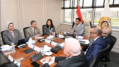 وزير الصناعة يبحث مع ممثلة الأمم المتحدة تنفيذ مبادرة (SETI) لتركيب أنظمة طاقة شمسية