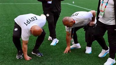 الجهاز الفني لمنتخب مصر يتفقد ملعب مباراة أستراليا.. وانبهار بإمكانات استاد دالاس