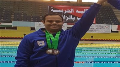 حكاية بطل بارالمبي| أحمد إمام عبد الجواد.. سباح تحدى متلازمة داون وحصد 75 ميدالية