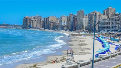 هدوء نسبي على شواطئ الإسكندرية.. إشغال 25% بالقطاع الشرقي و10% بالغربي مع حظر السباحة غربًا
