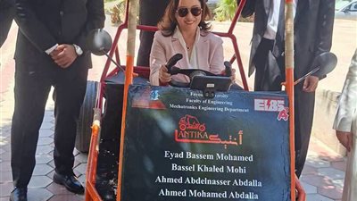 أول سيارة طاقة شمسية بجامعة الفيوم.. ابتكار هندسي بأيادٍ طلابية 