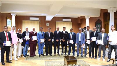 تسليم شهادات إتمام دورة إعداد المدربين المعتمدين لـ19 مشاركًا بجامعة بنى سويف