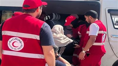 فرق الهلال الأحمر المصري تستقبل وتودع الدفعة 59 من الجرحى والمصابين الفلسطينيين