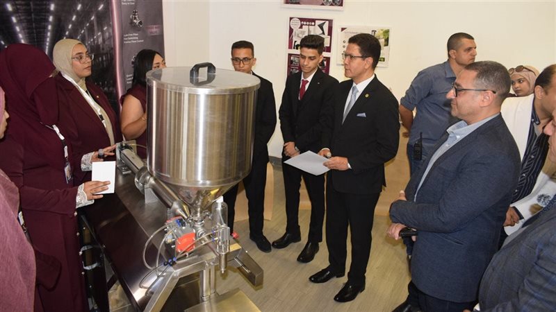 رئيس جامعة بنها مع