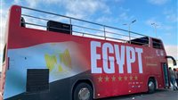شعار "100 مليون شكرًا" في انتظار طائرة المنتخب 