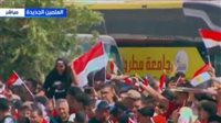 "بـعلم مصر وتشيرت رقم 10" الجماهير تحتشد أمام مطار العلمين لاستقبال منتخب مصر 