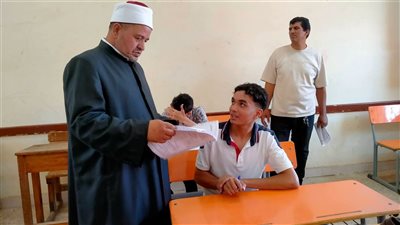 طلاب القسم الأدبي بالثانوية الأزهرية يختتمون الامتحانات 
