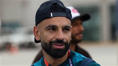 أتوبيس مكشوف في انتظار أبطال مصر بمطار العلمين استعدادًا لاستقبال بعثة المنتخب