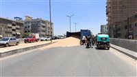 انقلاب سيارة محملة بـ"القمح" أعلى كوبري بشبرا الخيمة 