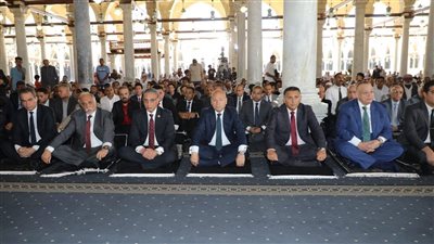 محافظو القاهرة والجيزة والقليوبية يؤدون صلاة الجمعة بمسجد عمرو بن العاص