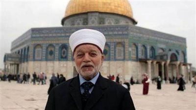 الاحتلال يسلم المفتي محمد حسين قرارا بالإبعاد عن الأقصى