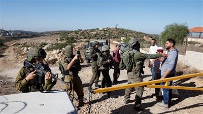 مستوطنون يعتدون على مزارعين في بيت فوريك شرق نابلس