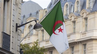 الجزائر تعلن إعادة فتح مجالها الجوي مع مالي
