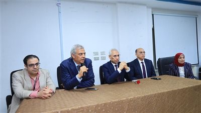رئيس جامعة المنيا يعقد اجتماعًا بالأطقم الطبية والتمريضية والإدارية بمستشفى طب الأطفال
