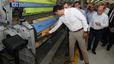 وزير الصناعة يستهل جولته بمدينة المحلة الكبرى بتفقد مجمع مصانع شركة مصر للغزل والنسيج 