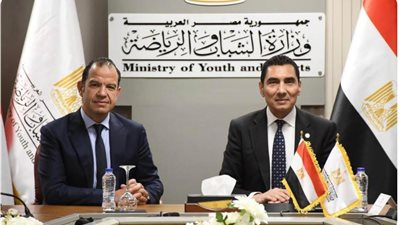وزير الشباب والرياضة يهنيء سيف الوزيري بعد تعيينه رئيسًا للشركة المتحدة