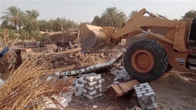 إزالة 3 تعديات في المهد وتكثيف أعمال النظافة بأحياء مدينة الأقصر