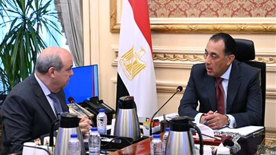 رئيس الوزراء يستعرض الموقف التنفيذي لمشروع مبنى الركاب (٤) بمطار القاهرة الدولي