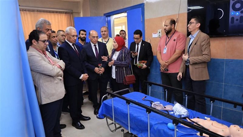رئيس الجامعة خلال