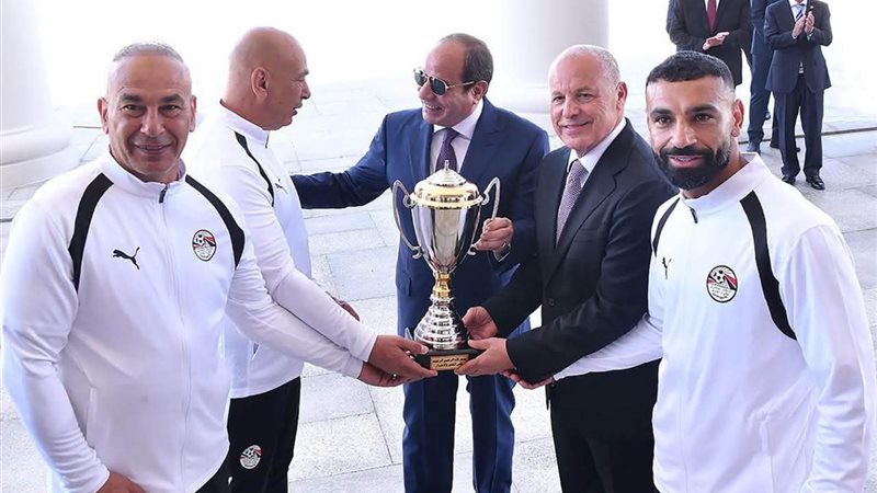 الرئيس مع منتخب مصر