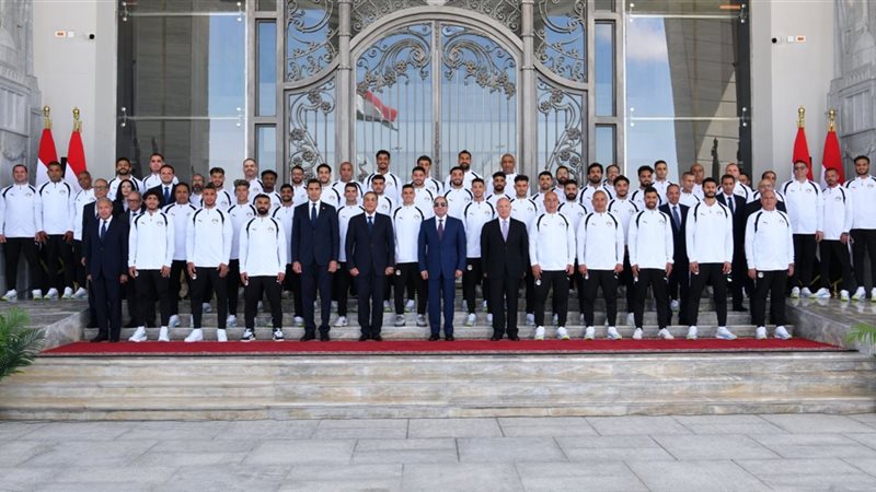 الرئيس السيسي مع منتخب مصر 