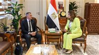 منال عوض تتابع مع محافظ أسوان مشروعات التنمية والنظافة والتصالح وتقنين الأراضي 