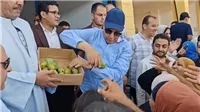 خلال افتتاحه سوق بني مزار الحضري.. محافظ المنيا يوزع مانجو وبرتقال وبرقوق على المواطنين.. صور 