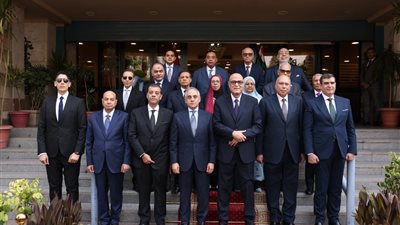 وزير العدل يهنئ رئيس قضايا الدولة بمنصبة الحديد 