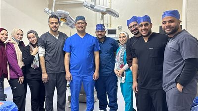 جراحة ميكروسكوبية دقيقة تُنقذ قدم طفلة من البتر في مستشفى الفيوم العام