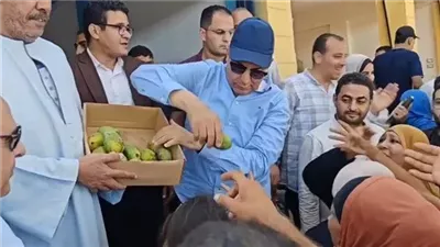 خلال افتتاحه سوق بني مزار الحضري.. محافظ المنيا يوزع مانجو وبرتقال وبرقوق على المواطنين.. صور