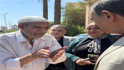 محافظ سوهاج يستجيب لمواطن استوقفه بالشارع ويصطحبه لمقر الوحدة المحلية لحل مشكلته