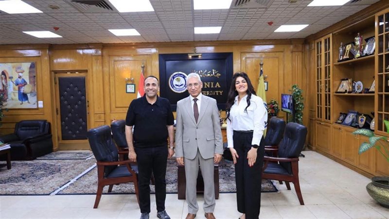 رئيس الجامعة خلال