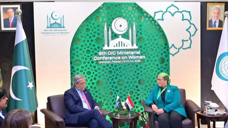 المستشارة أمل عمار خلال لقائها وزير حقوق الإنسان الباكستاني 