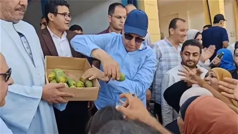 محافظ المنيا يوزع الفاكهة 