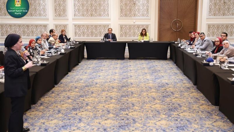 منال عوض تترأس أول