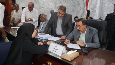 محافظ سوهاج يعقد اللقاء الجماهيري الأسبوعي ويوجه بسرعة الاستجابة لمطالب المواطنين