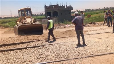 غلق 20 معبراً غير قانوني على شريط السكة الحديد بقنا لحماية المواطنين