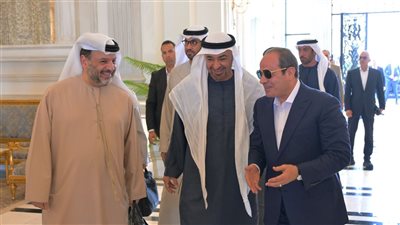 الرئيس السيسي يودع أخاه الشيخ محمد بن زايد رئيس الإمارات بمطار العلمين