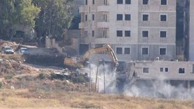 إسرائيل تهدم بناية سكنية في جنين ومستوطنون يهاجمون فلسطينيين بالخليل