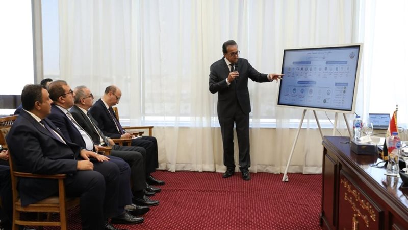وزير الصحة خلال الاجتماع