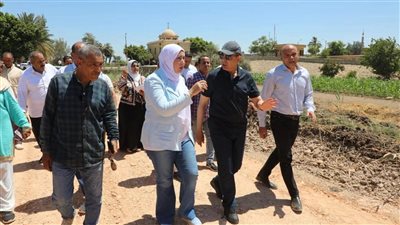 محافظ المنيا يتابع أعمال رصف طريق الشراينة