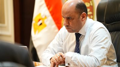 وزير العمل يعلن إجراء الاختبارات النظرية للمتقدمين على فرص عمل بالخارج