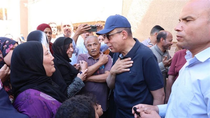 محافظ المنيا مع الأهالي